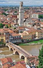 venetien/884857/die-bogenbruecke-ueber-die-etsch-ist Die Bogenbrcke ber die Etsch ist die Ponte Pietra mit dem Dom Komplex in Verona. 05.2025