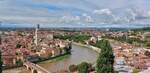venetien/884859/blick-aus-dem-schlosshof-des-castel Blick aus dem Schlosshof des Castel San Pietro in Verona auf die Stadt Verona, die Kirche mit der Kuppel ist die Kirche San Giorgio, der Weie Turm gehrt zu Dom Komplex (Santa Maria Assunte) von Verona. Die Bogenbrcke ber die Etsch ist die Ponte Pietra. 05.02025