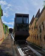 venetien/884860/standseilbahn-vom-schloss-pietro-in-betrieb Standseilbahn vom Schlo Pietro, in betrieb von 1941 – 44, seit 2017 wieder im Betrieb, Lnge des Schrgaufzuges 180 m, Hhenunterschied zwischen den 2 Endhaltestellen 55 m, Steigung 36%. Es fhrt nur eine Kabine, in der Hlfte der Stecke gibt es noch eine Zwischenhaltestelle, Hin und Rckfahrt kosten im Jahr 2025 2. 05.2025