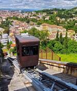 venetien/884912/die-kabine-der-standseilbahn-vom-schloss Die Kabine der Standseilbahn vom Schloß Pietro in Verona, hat die obere Plattform fast erreicht. 05.2025