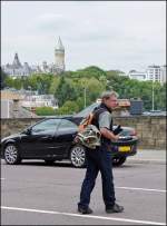 . Ein Tourist in der Stadt Luxemburg - Fugngerberwege scheint er nicht zu kennen. ;-) 14.06.2013 (Jeanny)