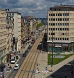 strassenbahn-2/779592/blick-vom-riesenrad-auf-dem-ehemaligen Blick vom Riesenrad auf dem ehemaligen Busbahnhof auf den Bahnhofsvorplatz der Stadt Luxemburg auf die Straßenbahn Strecke die vom Bahnhof in die Oberstadt führt. 06.2022