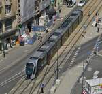 strassenbahn-2/779593/blick-vom-riesenrad-auf-dem-ehemaligen Blick vom Riesenrad auf dem ehemaligen Busbahnhof auf den Bahnhofsvorplatz der Stadt Luxemburg auf die Tram 120 welche die Hauptverkehrsachse vor dem Bahnhof überquert. Die Fahrspur am rechten Bildrand ist hauptsächlich den Stadtbussen vorenthalten. 06.2022 
