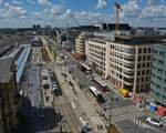 strassenbahn-2/779594/blick-vom-riesenrad-auf-dem-ehemaligen Blick vom Riesenrad auf dem ehemaligen Busbahnhof auf den Bahnhofsvorplatz der Stadt Luxemburg mit der Tramhaltestelle „GARE“, auf der Gr�nfl�che hinter der Tram wird bisher der Gleiswechsel zur R�ckfahrt in die Oberstadt vollzogen, dahinter ist die Fortsetzung der Strecke nach Bonneweg zusehen, welche ab September in Betrieb genommen wird. 06.2022