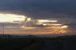 Bedrohlicher Sonnenaufgang am 22.11.2023 gegen 8 Uhr 30, aufgenommen in der Nähe von Heiderscheid