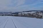 Winterimpressionen bei einer Wanderung auf einem wenig befahrenem Feldweg in der Nähe von Wiltz, mit Blick auf Erpeldange Weidingen und einem Teil von Wiltz.