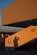 Schattenbild des Fotografen im Licht der letzten Abendsonne am Flughafen Kln/Bonn.