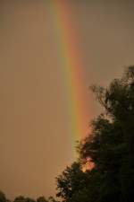 Ein intensiv leuchtender Regenbogen bei Neu-Ulm, am 12.08.2010.