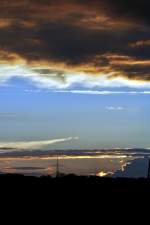 Die Gegenseite vom Regenbogen; eine vom heftigen Regen klar gewaschene Luft, die abziehenden Gewitterwolken und Sonnenuntergang, bei Neu-Ulm am 12.08.2010.