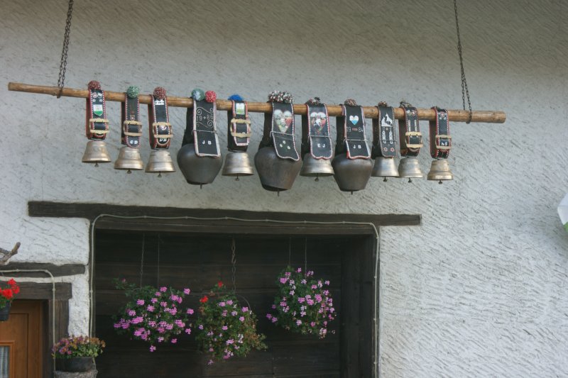 Typisch Schweizerisch: Kuhglocken.
(Oktober 2009)