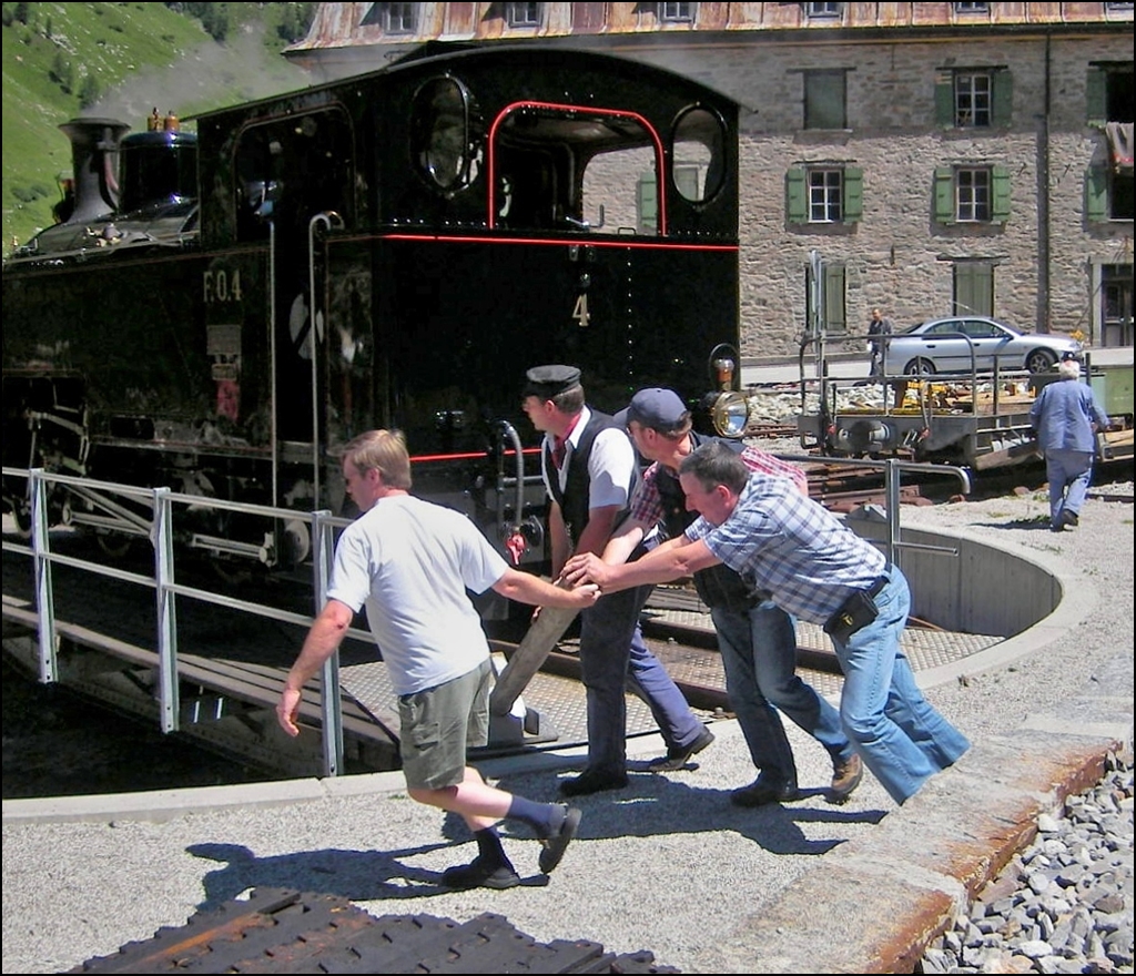 - 2007 in Gletsch - Die Fahrgste legen Hand an beim Drehen der Dampflok auf der Drehscheibe in Gletsch. Htte ich damals BB.de schon gekannt, wre die Lok wahrscheinlich ganz im Bild. ;-) 01.08.2007 (Jeanny)