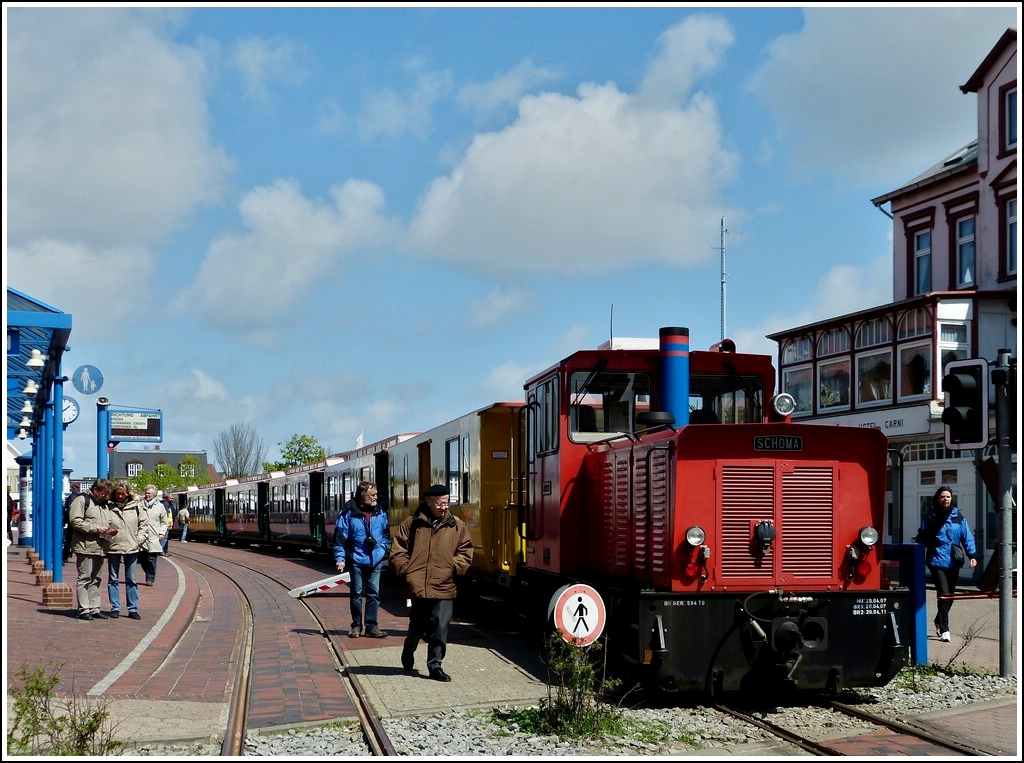 . Auf Borkum rumpelt die auergewhnliche, 900 mm-spurige Kleinbahn zwischen der Reede und der Stadt. Sie ist die lteste der ostfriesischen Inselbahnen. Die Strecke stellt bis heute die wichtigste Verkehrsader der Insel dar. Die Borkumer Inselbahn ist inzwischen eine Nebenbahn, nennt sich aber weiterhin Kleinbahn. Die Borkumer Kleinbahn ist die letzte zweigleisige 900-mm-Schmalspurbahn in Deutschland.
Heute verfgt die Borkumer Kleinbahn ber vier moderne Lokomotiven, die mit Rapsl betrieben werden. Sie ist die einzige noch betriebene zweigleisige Schmalspurbahn in Niedersachsen. Am 12.05.2012 stand die Schma Lok  Aurich  am Bahnhof Borkum. Die Lok wurde 2007 unter der Fabriknummer 6073 gebaut. Der Herstellertyp ist CFL-150 DCL und die Bauart ist B-dh. Bei der Borkumer Inselbahn haben die Loks keine Nummern, nur Namen und die  Aurich  ist an ihrem blauen Schornstein zu erkennen. (Jeanny)
