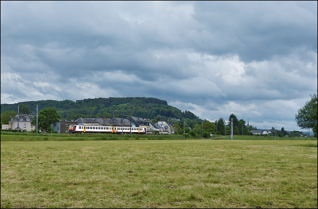 . Bedrohlicher Himmel, aber zum Glck blieb es trocken, als der Triebzug Z 2005 als RB 3636 Diekirch - Luxembourg den Bahnhof von Mersch verlassen hatte und seine Fahrt in Richtung Luxemburg Stadt fortsetzte. 15.06.2013 (Jeanny)