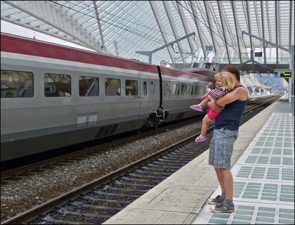 - Ciao, ciao Thalys - Aus Sicherheitsgrnden bei ihrem Vater auf dem Arm, winkt Kiara dem aus dem Bahnhof Lige Guillemins fahrenden Thalys zu. 22.08.2012 (Jeanny)