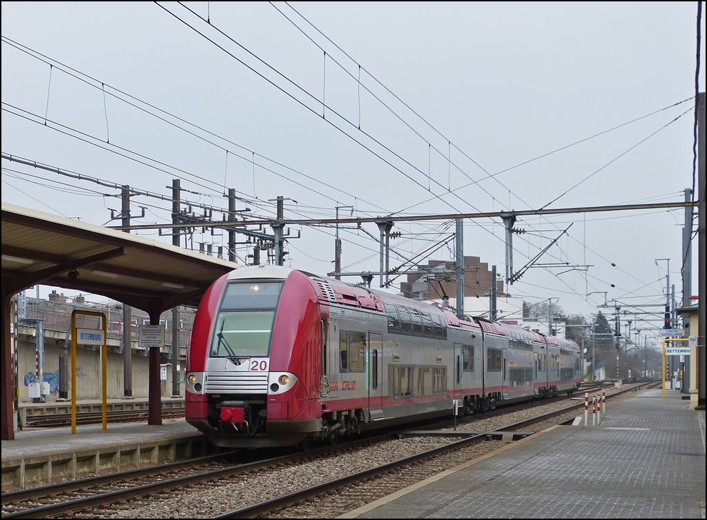 . Computermaus in Rot - Der CFL Triebzug Z 2220 erreicht am 05.04.2013 den Bahnhof von Bettembourg. (Jeanny)