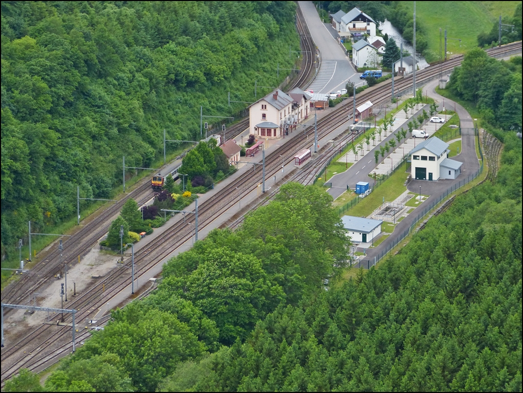 . Damit Stefan nicht so viele Bume pflanzen muss, gibt es die Vorlage des Bahnhofs von Kautenbach jetzt auch in Z. Hinter den Bschen versteckt sich ein Triebzug der Srie 2000, der soeben als RB 3216 Luxembourg - Wiltz in den Bahnhof einfahren ist. (Jeanny)