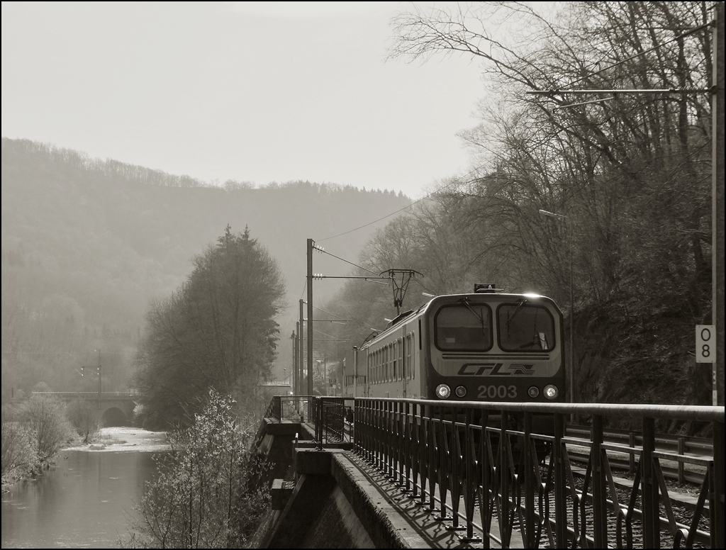 . Das strende Gelnder in Kautenbach als Gestaltungselement - Morgens herrscht Gegenlicht an der Strecke in Kautenbach und trotzdem habe ich versucht den Z 2003 abzulichten, als er am 03.04.2012 als RB 3209 Luxembourg - Wiltz an dem Flchen Clerve in Kautenbach entlang fhrt. (Jeanny)