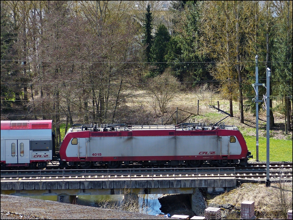 . Der 4015 mal aufs Dach geschaut - Am frhlingshaften 14.04.2013 berquert die 4015 die Clerve in Wilwerwiltz. (Jeanny)