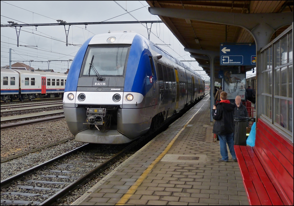 . Der SNCF TER Nord-Pas de Calais  Bibi  B 82735 wartet am 11.05.2013 in Tournai (B) auf die Abfahrt nach Lille (F). (Hans)

Die SNCF-Baureihe B 82500 ist ein vierteiliger Zweikrafttriebwagen des Herstellers Bombardier. Er kann sowohl auf elektrifizierten Strecken mit Stromabnehmer und auf unelektrifizierten Strecken als Dieseltriebwagen fahren.

Das Fahrzeug gehrt zur Familie der Autorail  grande capacit (AGC), einer franzsischen Fahrzeugfamilie, der mehrere Regionalverkehrstriebwagenmuster fr den Betrieb mit Diesel oder einem oder mehreren Stromsystemen vorgesehen sind, jedoch ber groe hnlichkeiten in der Bauweise verfgen und sich somit gnstiger anschaffen lassen. Die Fahrzeuge der Baureihe B 82500 kommen derzeit bei der SNCF-Tochter TER zum Einsatz.

Die technischen Daten:

Nummerierung: B 82501/02 – 82791/92
Anzahl: 141
Hersteller: Bombardier Transportation
Baujahr(e): 2004 – 2011
Achsformel: Bo'2'2'2'Bo'
Spurweite: 1435 mm (Normalspur)
Lnge ber Kupplung: 72,8 m
Hhe: 4,02 m
Breite: 2,95 m
Drehgestellachsstand: 2,7 m
Gesamtradstand: 16,4 m
Leermasse: 165 t
Hchstgeschwindigkeit: 160 km/h
Traktionsleistung: 1324 kW
Dauerleistung: 1900 kW
Motorentyp: Dieselmotor
Motorbauart: 2  MAN D2842 LE 606
Leistungsbertragung: Elektrisch
Tankinhalt: 2  1500 l
Stromsystem: 1,5 kV = / 25 kV 50 Hz ≈
Strombertragung: Oberleitung
Anzahl der Fahrmotoren: 4 Asynchronmotoren
Antrieb: Dieselelektrisch und elektrisch
Kupplungstyp: Scharfenbergkupplung
Sitzpltze: 174 – 220
Niederfluranteil: 75 %
Klassen: 2
Besonderheiten: Hybridfahrzeug
