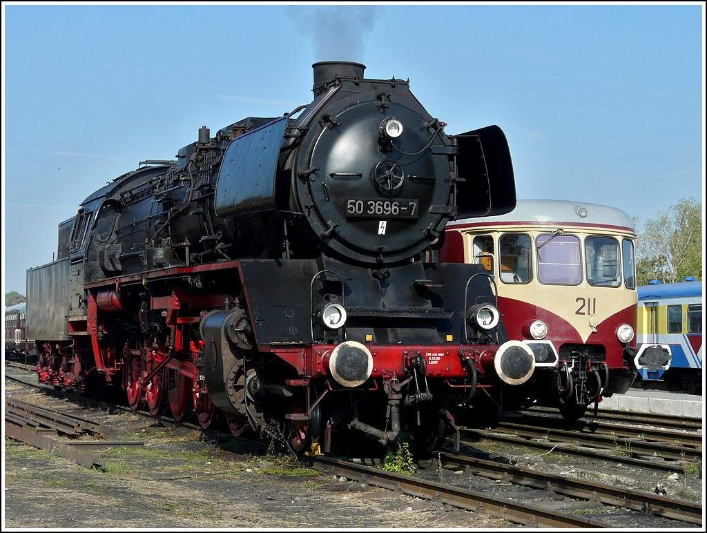 . Die 50 3696-7 stand am 27.09.2009 neben dem CFL Westwaggon im Museumsbahnhof von Mariembourg. Sie wurde 1939 von Krupp als 50 193 unter Fabrik-Nr. 2059 gebaut, 1961 Umbau und Reko im Raw Stendal, 1990 erfolgte noch ein Kesseleinbau von der 50 3606  im Raw Halberstadt. Den Tender (2`2`T26) bekamm die Lok 1971 im Raw Stendal von 50 3671 aagekuppelt. Die Ausmusterung bei der DB 1992. 
Seit 1994 ist sie nun beim Museumsverein CFV3V in Belgien. (Jeanny)