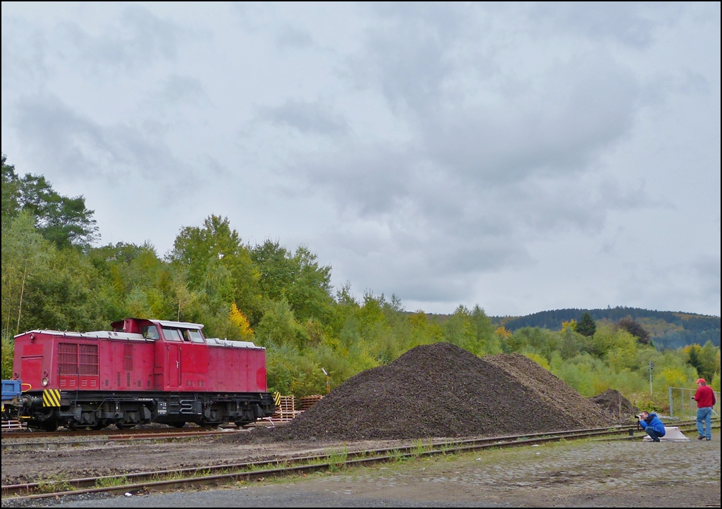 - Die Bahnfotografen im Glck - Als wir am 14.10.2012 am Bahnhof in Herdorf ankamen, war das Glck der Bahnfotografen Armin und Hans perfekt: Die Diesellok 202 726-6 war dort mit einem Bauzug abgestellt und konnte von allen Seiten ausgiebig abgelichtet werden. (Jeanny)