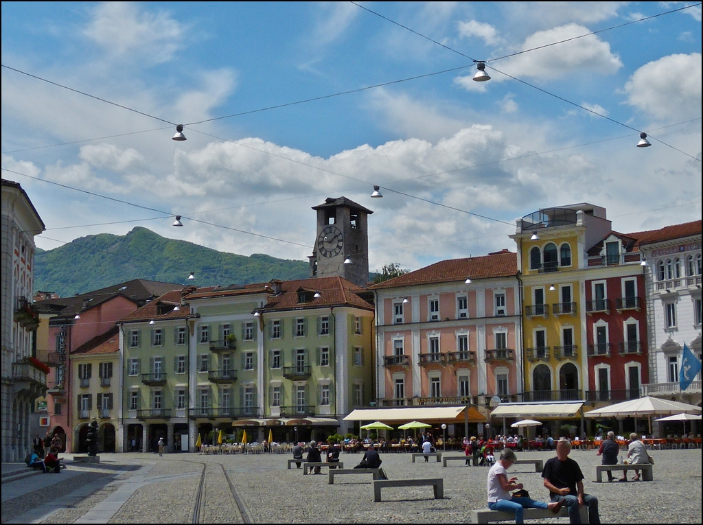 - Die Piazza Grande in Locarno, ein Bahnbild? - Die Piazza Grande in Locarno eignet sich heute wunderbar zum Flanieren und Verweilen, da smtlicher Verkehr von diesem schnen Platz verbannt wurde. Leider auch die Centovalli-Bahn, deren Schienen man noch links im Bild sehen kann. Heute fhrt die Centovalli-Bahn unterirdisch und kommt erst hinter Locarno wieder ans Tageslicht. (Die strzenden Linien wurden absichtlich nicht ganz aus dem Bild verbannt). 23.05.2012 (Jeanny)