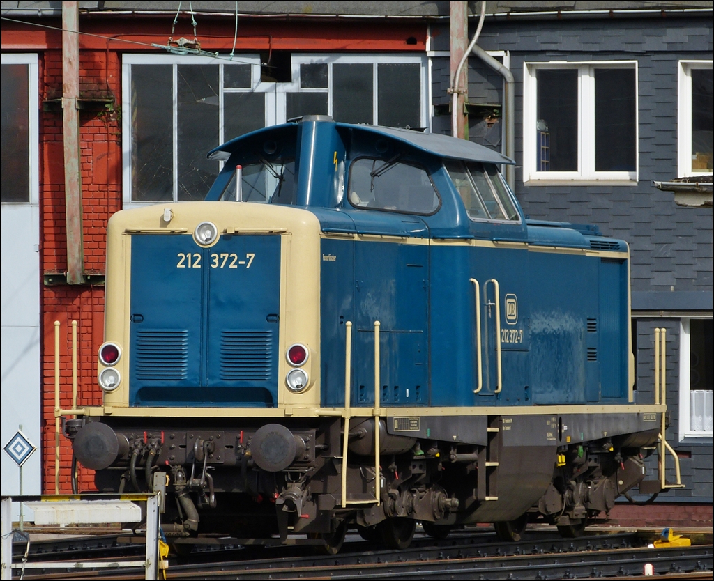 - Ein etwas grere Stck vom Dessert - Die schne 212 372-7 (V100.20) sonnt sich am 13.10.2012 vor dem Ringlokschuppen des Sdwestflischen Eisenbahnmuseums in Siegen. (Jeanny)