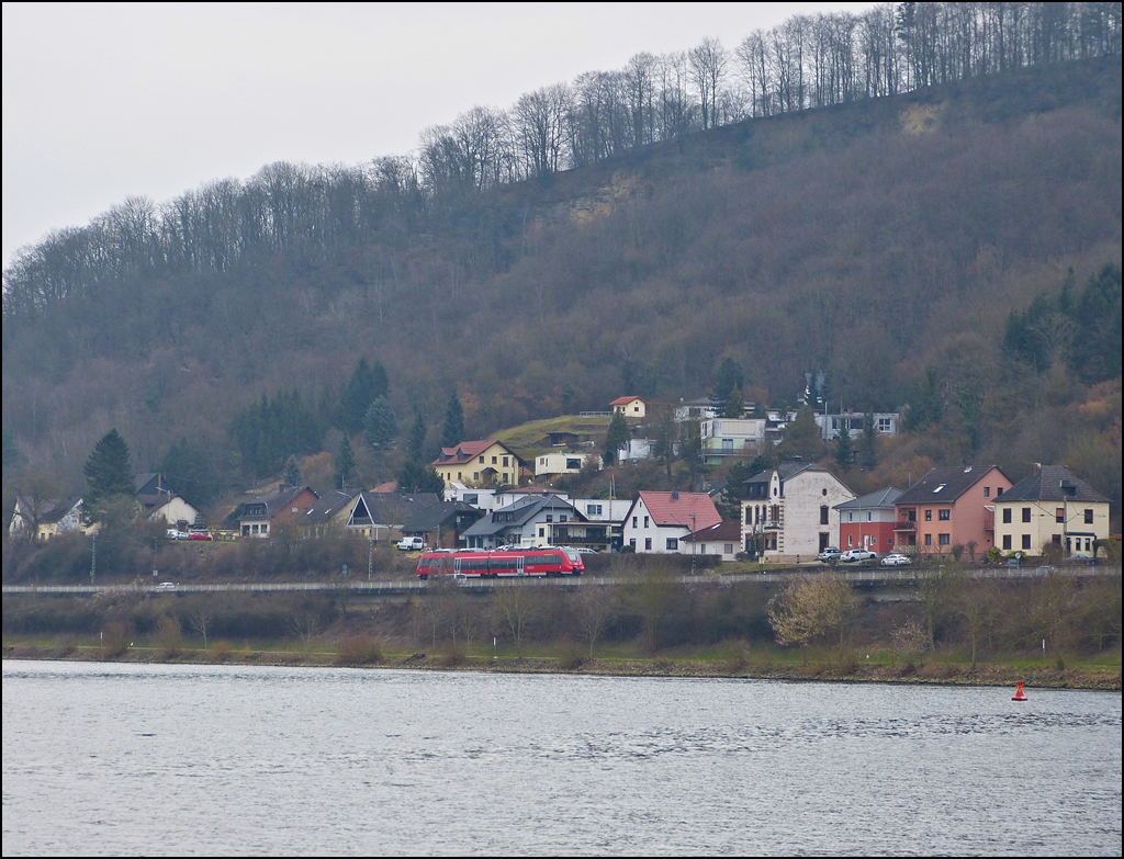 . Ein Mini-Hamster befhrt am 08.04.2013 die schne Obermoselstrecke (KBS 692) in Richtung Trier, kurz nachdem er die Haltestelle Oberbillig verlassen hat. (Jeanny)