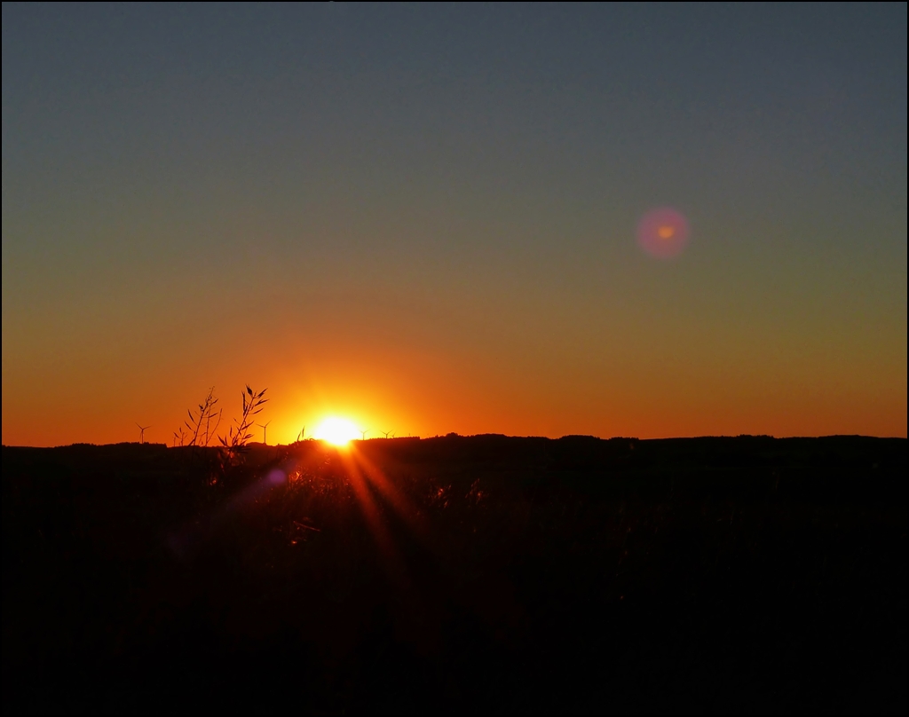 . Ein rätselhaftes Bild: Ein unbekannter Himmelskörper hat sich in den Sonnenuntergang des 01.08.2013 eingeschlichen. (Jeanny)