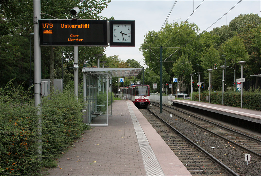 . Einfahrt eines Stadtbahnzuges der Linie 79 in die Haltestelle  Kaiserslauterner Stra�e . D�sseldorf, 30.08.2011 (Matthias)