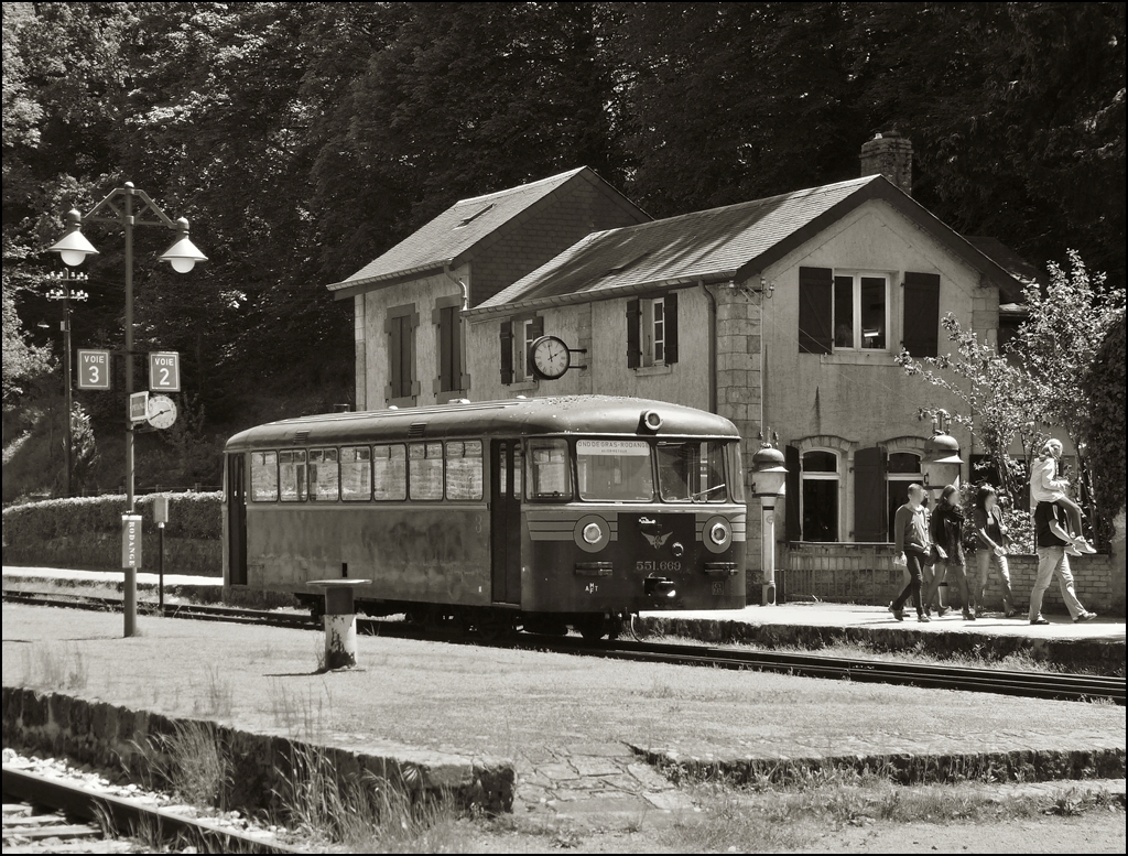 . Erfreulich - Auch junge Menschen besuchen die Museumsbahn  Train 1900  in Fond de Gras. Am 02.06.2013 wartete der Uerdinger Schienenbus im ehemaligen Bahnhof Lamadelaine auf die Abfahrt nach Bois de Rodange. (Jeanny)