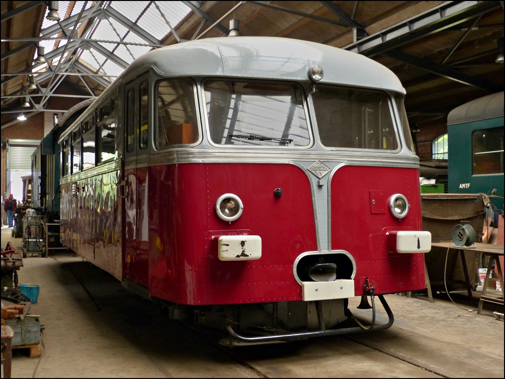 - Fast fertig - Beim Besuch am 23.09.2012 im Atelier der Museumsbahn Train 1900 in Fond de Gras fiel mir der Uerdinger Schienenbus Z 151 auf, dessen Generalberholung fast abgeschlossen ist. (Jeanny)

1951 erwarben die CFL 10 Exemplare vom Prototyp Uerdinger Schienenbus, um die Nebenstrecken zu rentabilisieren. Die Triebwagen boten 40 Sitzpltze, die Beiwagen deren 30 und ein Gepckraum. Im Volksmund wurden diese Fahrzeuge  Schaukel  genannt. 

Nach dem Stillegen der Nebenstrecken, hatten sie 1970 ausgedient. Der Z 151 war bis zum 17.07.1970 im Dienste der CFL und kam dann im Oktober 1971 als erstes Fahrzeug zu der jungen Vereinigung AMTF nach Fond-de-Gras. Hier war er bei der Museumsbahn Train 1900 bis 2002 unermdlich im Einsatz und wird seither generalberholt. 

Der Z 151 wurde in der Waggonfabrik Uerdingen unter der Nummer 54 031 gebaut und 1951 an die CFL ausgeliefert. Desweiteren ist es das einzige Exemplar der Vorausserie, welche die Waggonfabrik Uerdingen gefertigt hatte, ehe der Bau der riesigen Serien von Triebwagen begann, die in Deutschland und anderen Lndern bei ihrer Indienststellung als  Retter der Nebenbahnen  gefeiert wurden.