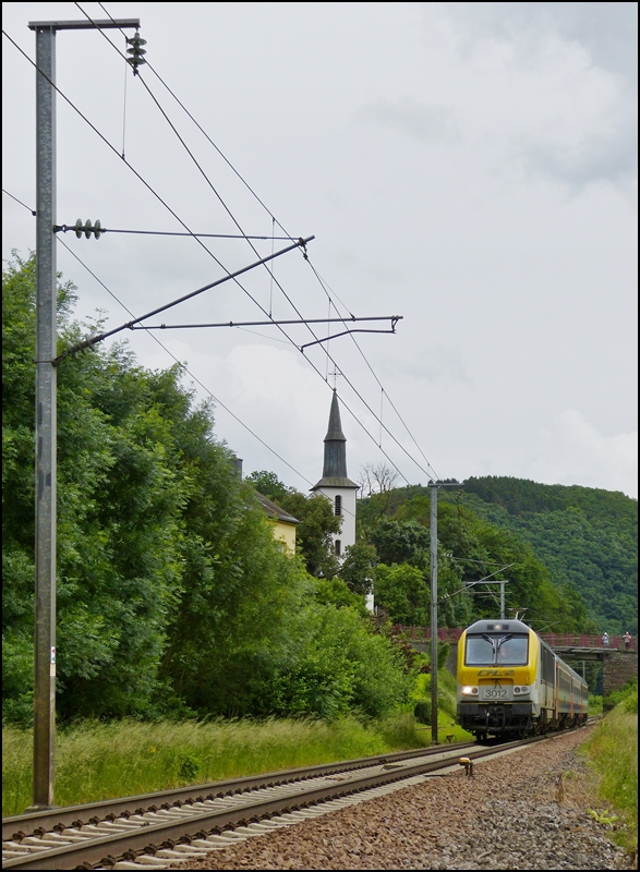 . Fotografen auf der Brcke in Michelau - Am 15.06.2013 wurde dem IR 116 Luxembourg - Liers eine ganze Menge Aufmerksamkeit in Michelau entgegengebracht. (Hans)

Diese Aufnahme zeigt den Gegenzug an derselben Stelle, wie das vorherige Bild.
