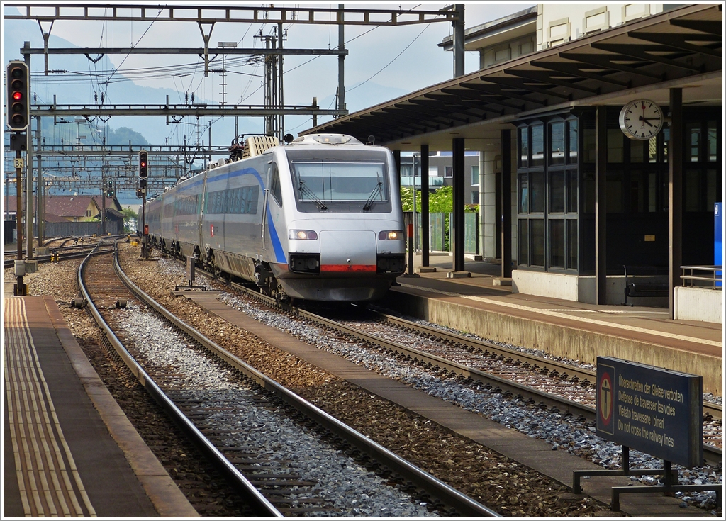 . Fr die EC Vauban und Iris ungeeignet - Nach der SNCF, hat nun auch die SBB das Projekt definitiv aufgegeben, die ETR 470 als Ersatz fr die lokbespannten Zge EC 90/91 Vauban und EC 96/97 Iris einzusetzen. Der gute Wille, diese beiden Zge am Leben zu erhalten, besteht also immer noch, auch wenn die Belgier ein Teilstck der Strecke (Namur-Sterpenich) aufgeben wollen. Anscheinend wird aber bei allen beteiligten Bahngesellschaften (SNCB,CFL,SNCF und SBB) nach neuen Lsungen gesucht. Es gibt also noch Hoffnung...

Das Bild zeigt einen SBB ETR 470 bei der Durchfahrt des Bahnhofs von Erstfeld am 24.05.2012. (Jeanny)
