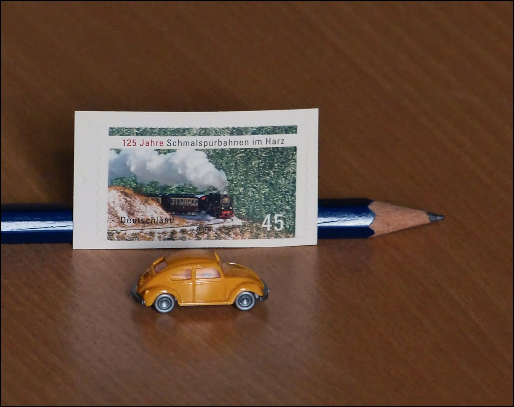 . Grenvergleich  - Unser kleinstes Modell, ein VW Kfer im Mastab 1:160, ist gerade mal 2 cm lang und posiert zusammen mit einer Briefmarke auf unserem Salontisch. 31.03.2013 (Jeanny)
