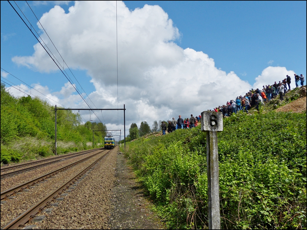 . Kleiner Zug und viele Fotografen - Nicht dass Stefan glaubt, wir wren die einzigen Fotografen bei der Abschiedsfahrt fr die Srie 20 gewesen. 

Die Aufnahme enstand am 11.05.2013 in der Nhe von Sthoux. (Hans)