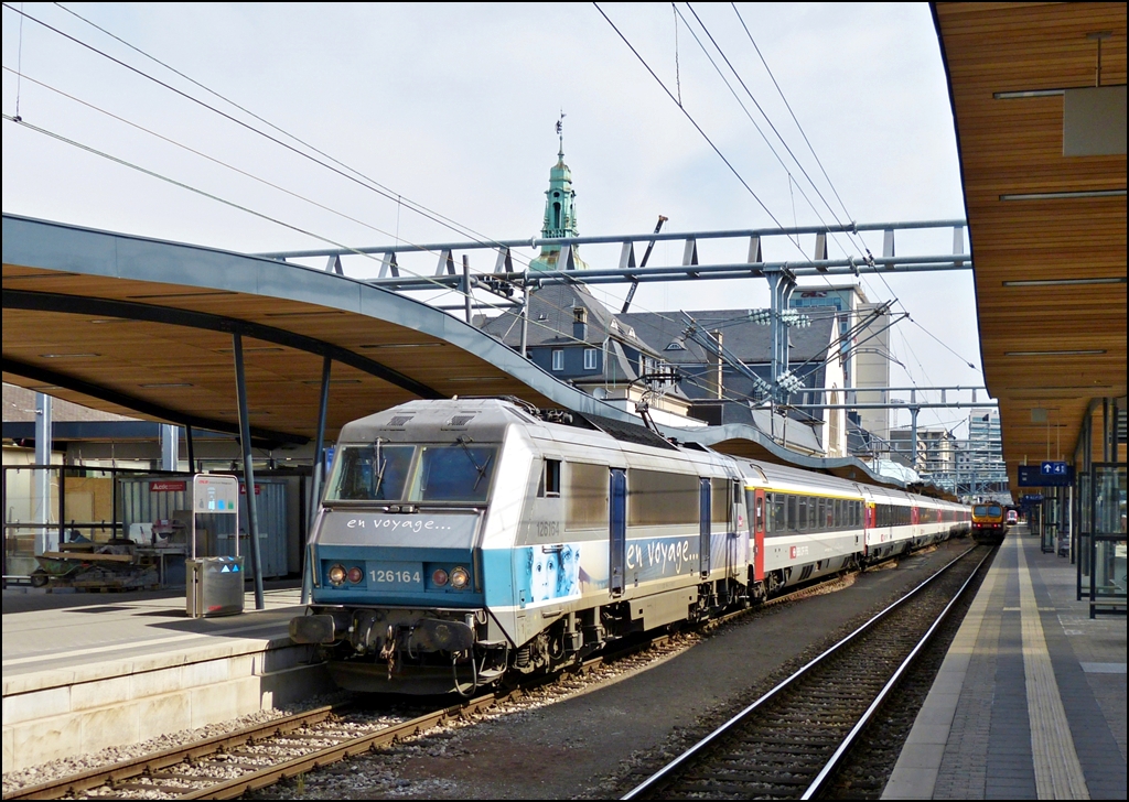 . Mein Versuch den Bahnhof von Luxembourg Ville gerade darzustellen - Die  en voyage  Sybic BB 26164 hat sich an die Spitze des EC 91  Vauban  gesetzt, um diesem etwas spter nach Basel zu ziehen. 17.06.2013 (Hans)