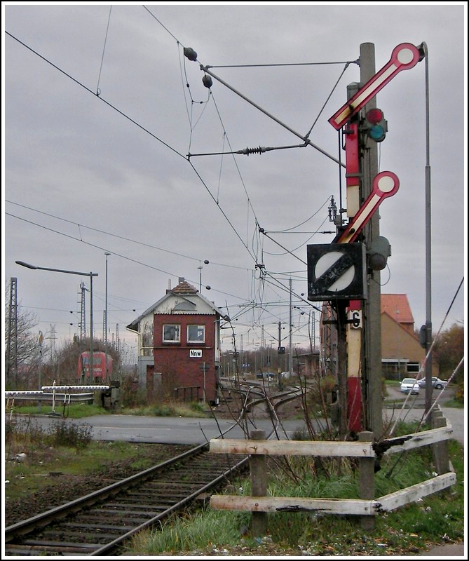 - Schon ausgegraben - Das inzwischen abgerissene Stellwerk mit dem Formsignal in Norddeich. 08.11.2007 (Jeanny)