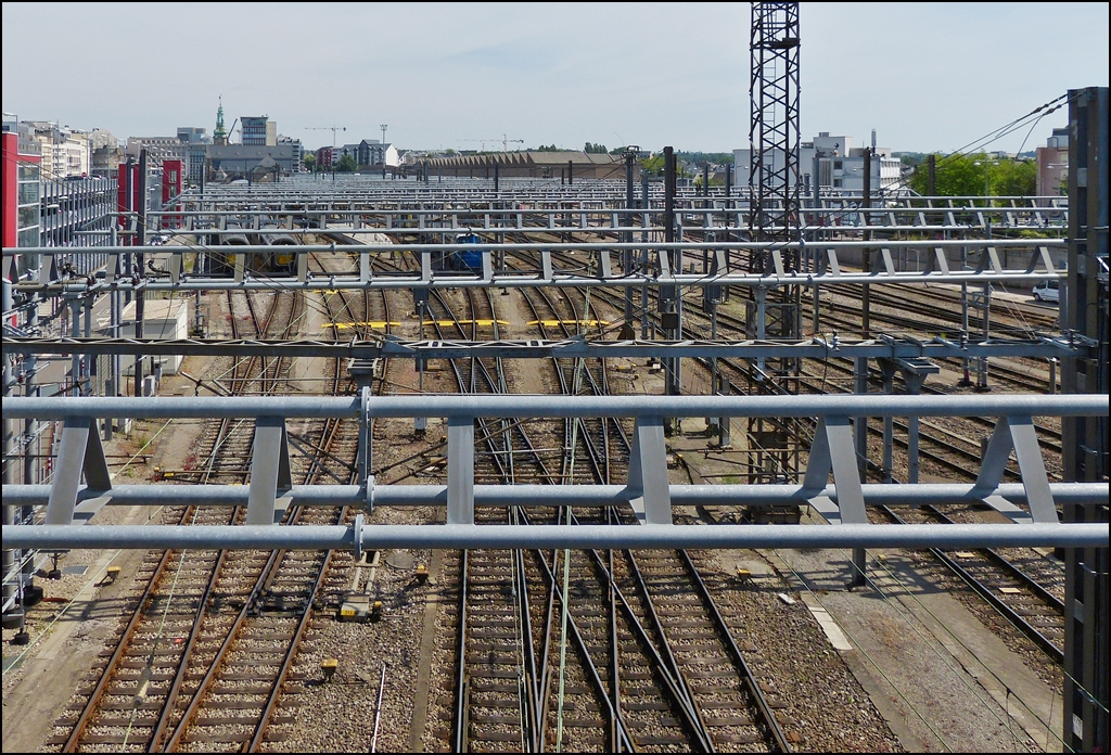 . So toll sehen im Bahnhof der Stadt Luxemburg die filigranen Fahrleitungsquertrger aus. Die Aufnahme entstand am 17.06.2013 auf der Brcke nach Bonnevoie. (Hans) 