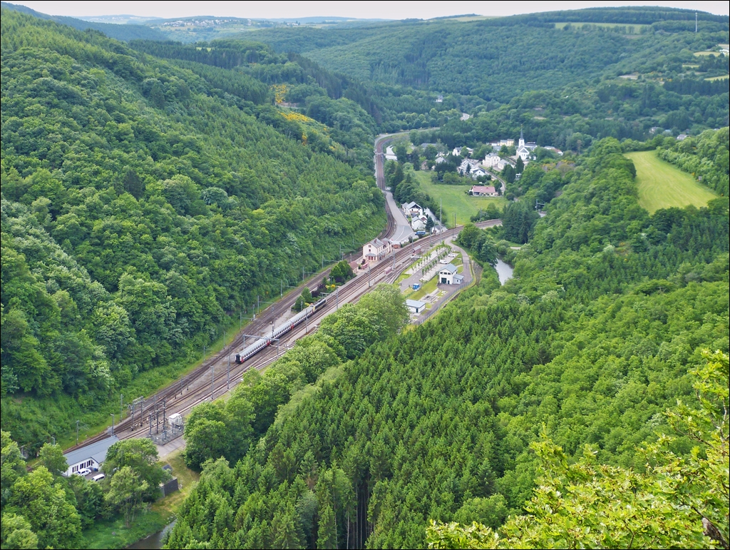 . Vorlage fr T-Gauge - Am Aussichtspunkt Hockslay in Kautenbach knnte der in den Keilbahnhof von Kautenbach einfahrende IR 118 Luxembourg - Liers durchaus mit T-Gauge verglichen werden. 15.06.2013 (Jeanny)