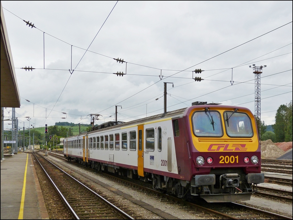 . Whrend der Triebzug Z 2001 am 05.07.2013 im Bahnhof von Ettelbrck auf dem Abstellgleis steht, kann man in aller Ruhe die Voie 3a betrachten, auf der Zge von und nach Diekirch verkehren. Die Stichstrecke Ettelbrck-Diekirch ist leider z.Z. von Stilllegung bedroht, aber auch hier gibt es zahlreiche Befrworter, die sich fr den Erhalt der Strecke einsetzen. (Hans)