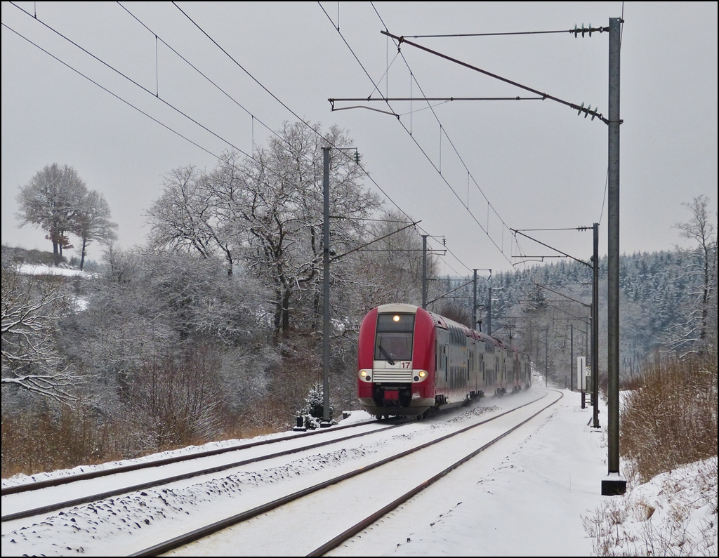 - Winter in Luxemburg - Zwei gekuppelte Triebzge der Srie 2200 (2217 und 2211) brausen als IR 3741 Troisvierges - Luxembourg durch das verschneite Tal der Clerve zwischen Drauffelt und Enscherange. 22.01.2013 (Hans)