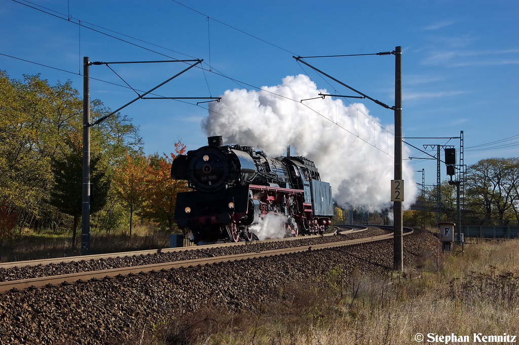 03 1010 F�rderverein Schnellzugdampflok 03 1010 e.V. auf ihrer fahrt von Halle(Saale) nach Bremen, wo sie am 27.10.2012 einen Sonderzug von Bremen nach Ostseebad Binz und zur�ck ziehen soll. Hier kam sie gerade durch Stendal(Wahrung) gefahren und legte sich in die Kurve nach Wittenberge, wo sie sich neues Wasser geholt hatte. Netten Gru� an den Lokf�hrer und dem Heizer! 26.10.2012