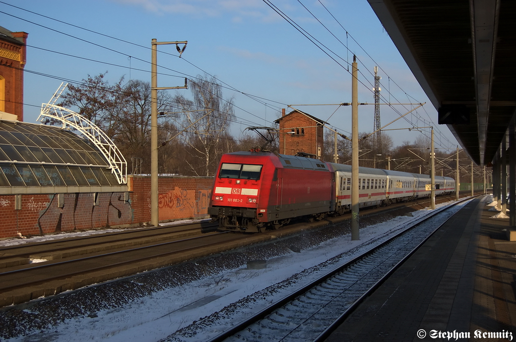 101 003-2 schiebt den IC 2010 von T�bingen Hbf nach Berlin S�dkreuz durch Rathenow. 10.02.2012