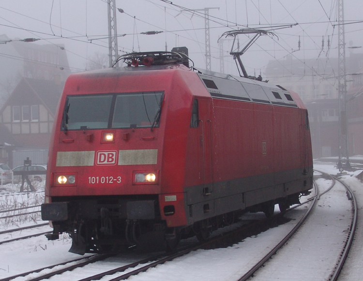 101 012-3 beim Rangieren im Bahnhof Stralsund.(08.01.2011)