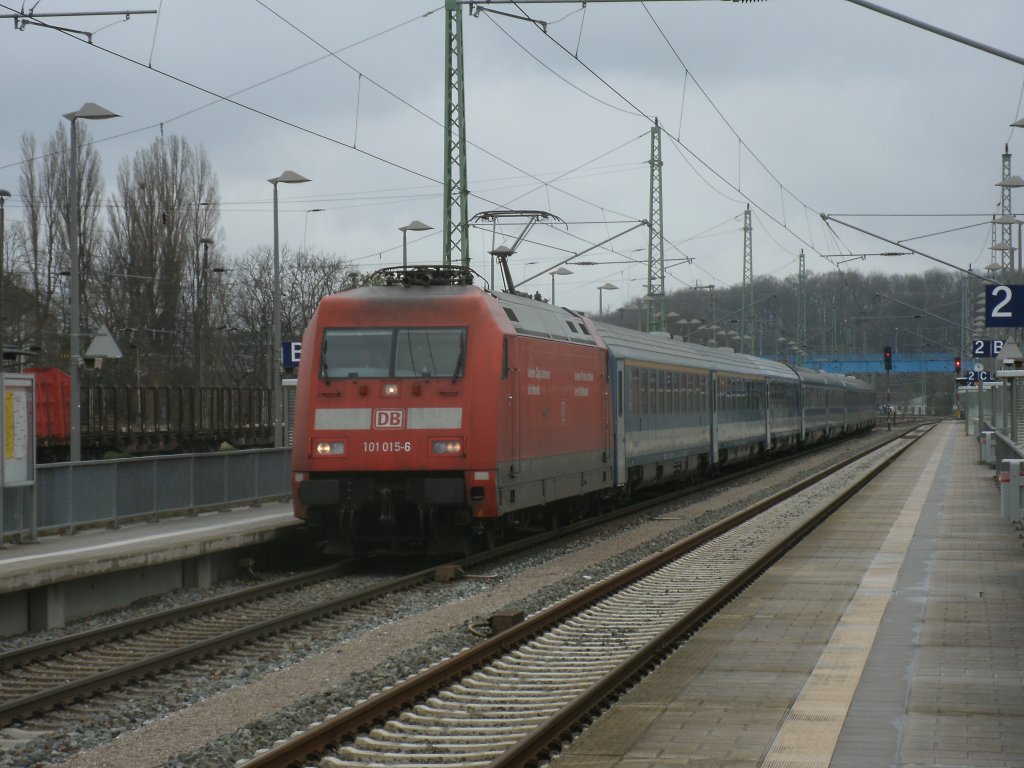 101 015-6 hatte,am 22.April 2012,die Aufgabe den aus komplett ungarischen Reisezugwagen gebildeten EC 2569 zubespannen.Eigentlich wre es die Zeit gewesen fr den EC 379 Binz-Brno doch wegen Bauarbeiten fuhr der Zug unter der Nummer EC 2569 nur bis Dresden.Aufnahme in Bergen/Rgen. 