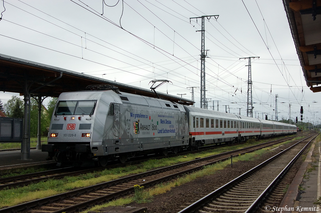 101 028-9  Anhalt 800  mit dem IC 2239  Warnow  von Warnemnde nach Dresden Hbf, bei der Einfahrt in Stendal. 05.05.2012