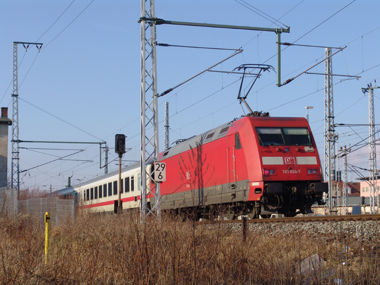 101 034-7 mit IC2212 von Koblenz Hbf Richtung Ostseebad Binz bei der Einfahrt im Rostocker Hbf,der Zug fuhr nur noch bis Stralsund.(22.02.2011)