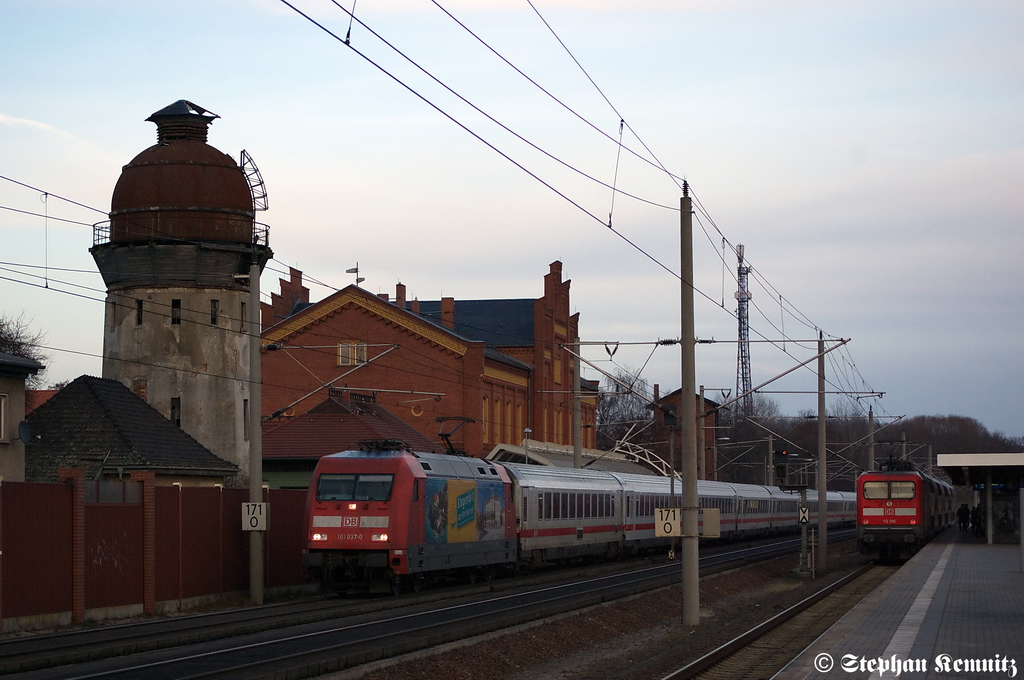 101 037-0  Klagenfurt Touristik  mit dem IC 142 von Berlin Ostbahnhof nach Schiphol (Airport) in Rathenow. Im Bahnhof steht immer noch die 112 186 mit dem RE4 (RE 37331) nach Ludwigsfelde, weil sie warten noch auf die RB13 (RB 17963) aus Stendal. Die hatte eine Versp�tung von 20min gehabt. 31.12.2011