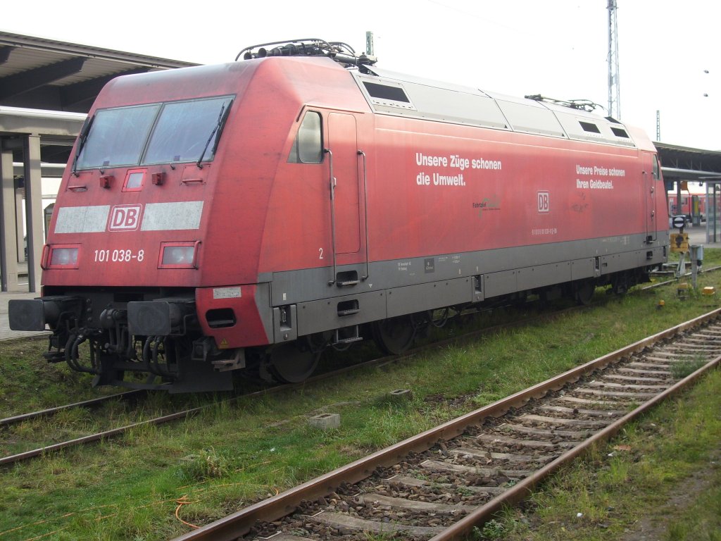 101 038 am 05.Dezember 2009 auf einem Abstellgleis im Rostocker Hbf.